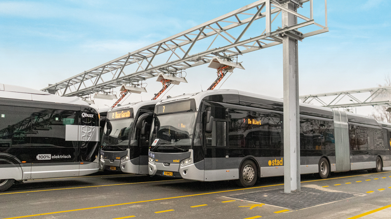 Geparkte Busse auf einem Parkplatz